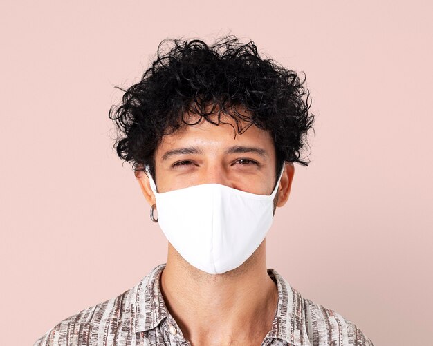 Mockup de hombre latino psd con mascarilla en la nueva normalidad