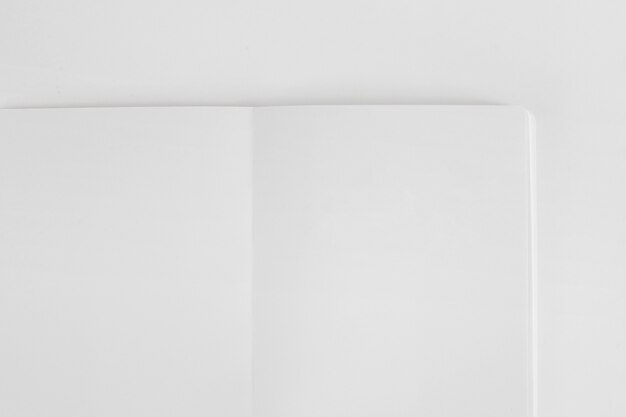 Mockup de libreta en blanco abierta