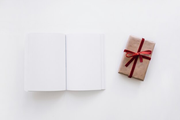 Mockup de libro abierto con caja de regalos