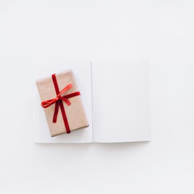 Mockup de libro con caja de regalos