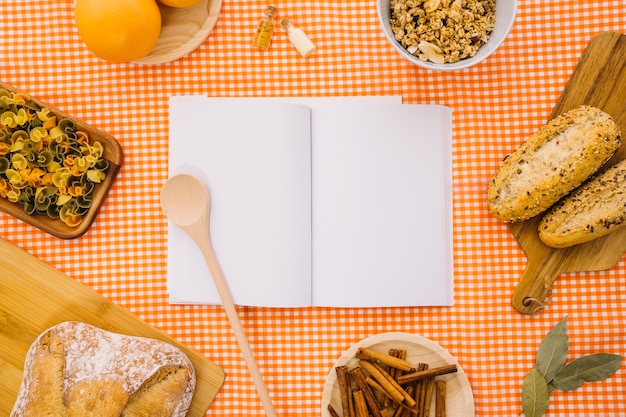 Mockup de libro con comida italiana