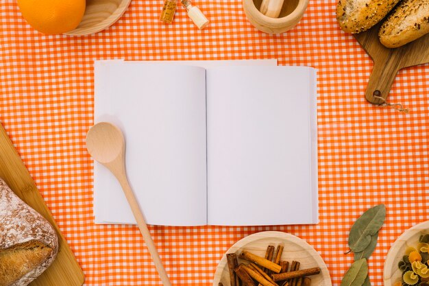 Mockup de libro con cuchara de madera y pan