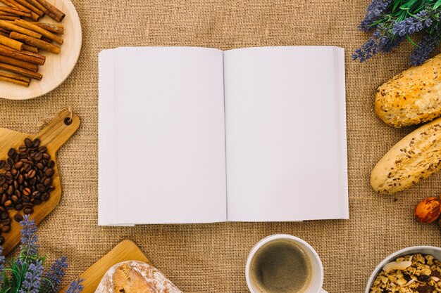 Mockup de libro con decoración de desayuno