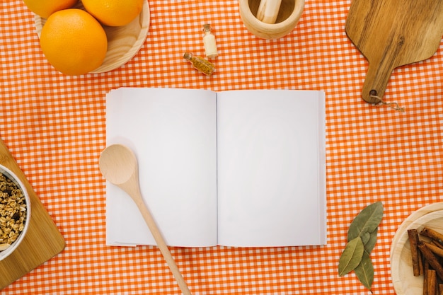 Foto gratuita mockup de libro con naranjas y pasta