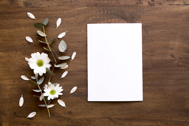 Mockup de papel en blanco con flores