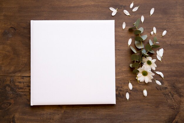 Mockup de papel cuadrado con flores