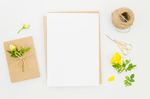 Mockup de papel flat lay con elementos florales