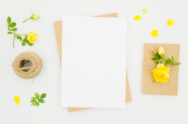 Mockup de papel flat lay con elementos florales