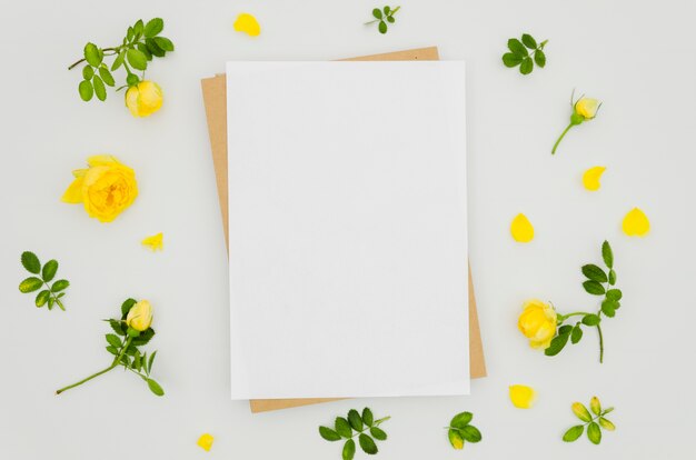 Mockup de papel flat lay con elementos florales