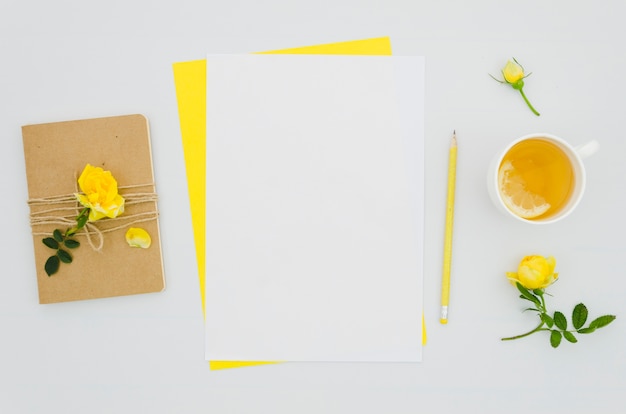 Mockup de papel flat lay con elementos florales