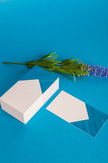 Mockup de papelería con tarjetas de visita modernas y flor