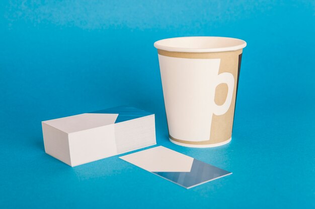 Mockup de papelería con tarjetas de visita de taza de café para llevar
