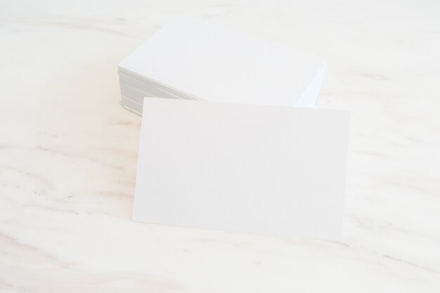 Mockup de pila de tarjetas de visita en blanco sobre fondo de mármol de la tabla. Plantilla para ID. Para presentaciones de diseño y portafolios.