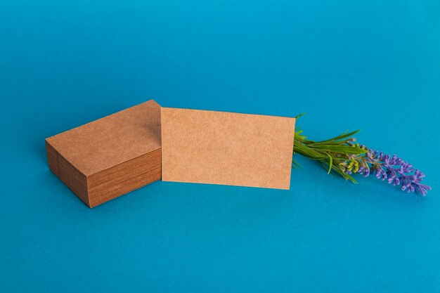 Mockup de tarjetas de visita de cartón con flor