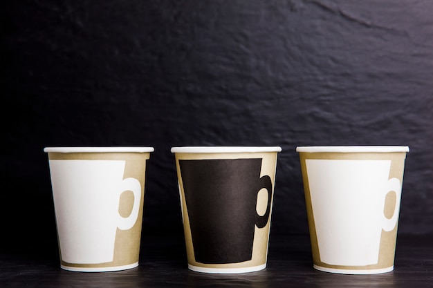 Foto gratuita mockup de tres taza de café para llevar