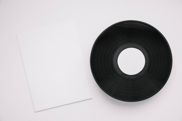 Mockup de vinilo al lado de papel