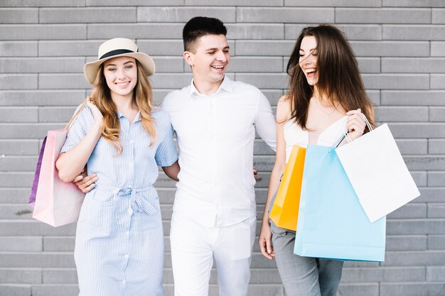 Moda amigos posando con bolsas