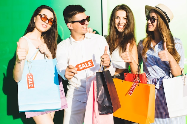 Moda amigos posando emocionados con las ventas