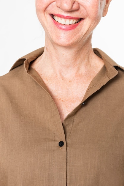Moda de camisa marrón oversize de mujer con espacio de diseño