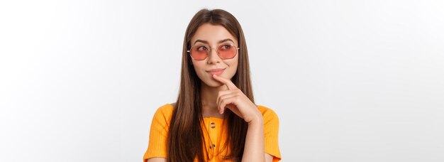 Moda chica hipster en gafas fondo blanco aislado