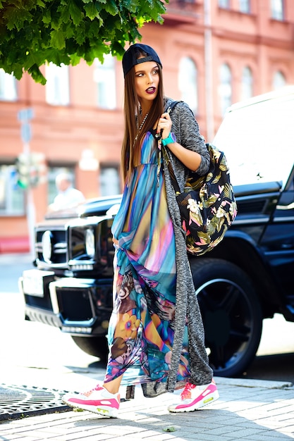 Foto gratuita moda elegante hermosa morena joven modelo en ropa casual de verano colorido hipster posando en la calle