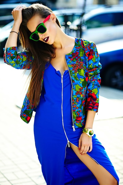 moda elegante hermosa morena joven modelo en ropa casual de verano colorido hipster posando en la calle