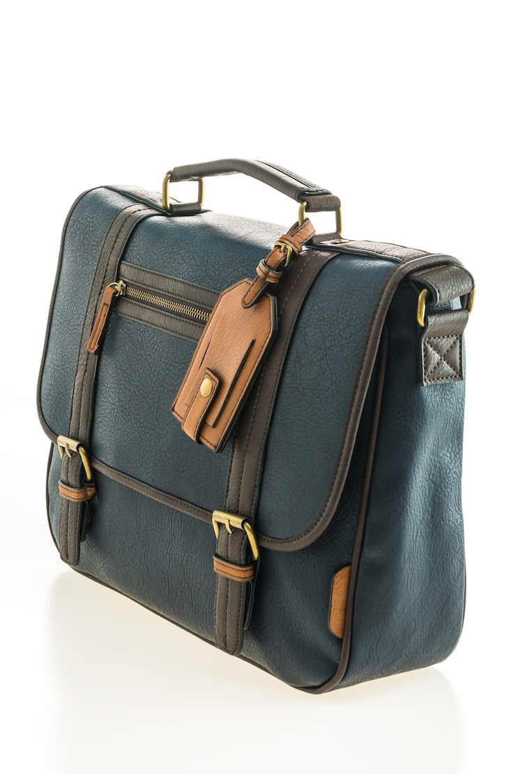 Foto gratuito moda hermosa de los hombres con la bolsa de mensajero de cuero