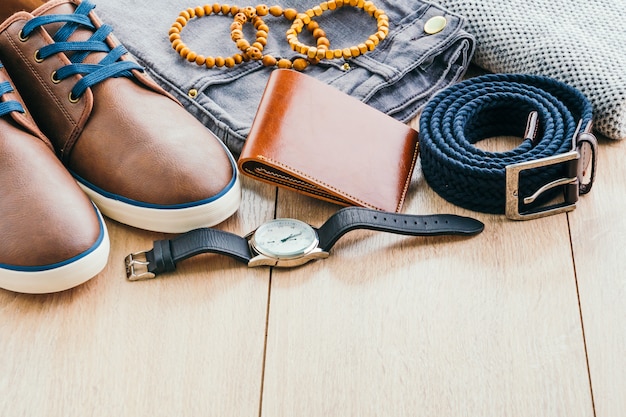 Moda hermosa de los hombres en el fondo de madera