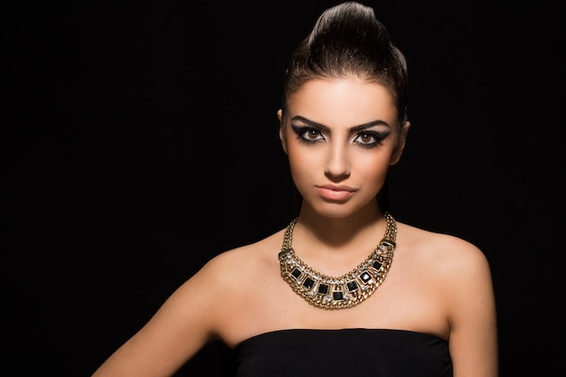 Moda. Hermosa mujer posando en vestido negro