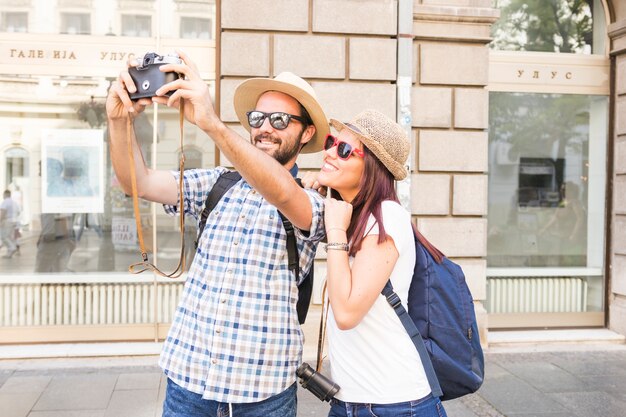 Moda joven pareja tomando selfie en cámara