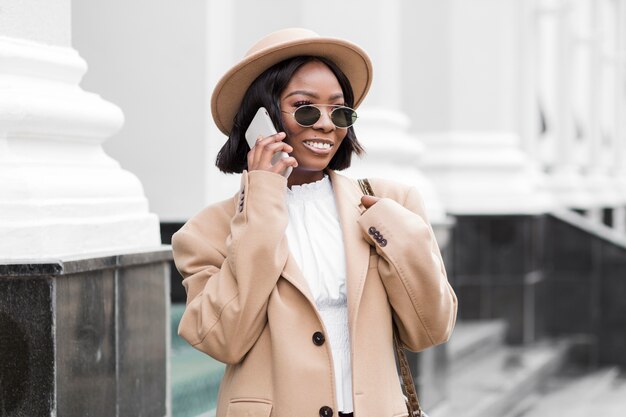 Moda mujer hablando por teléfono