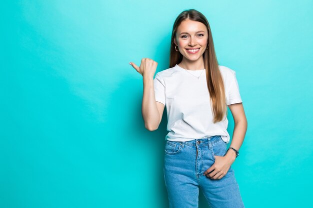 Moda mujer joven atractiva con vestido de verano color mostaza posando