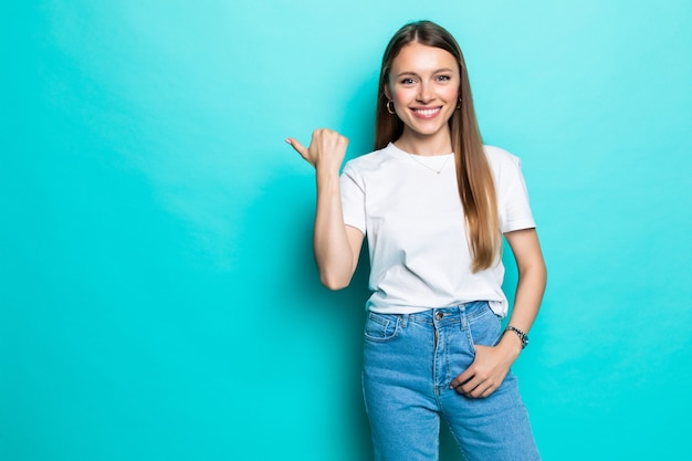 Moda mujer joven atractiva con vestido de verano color mostaza posando