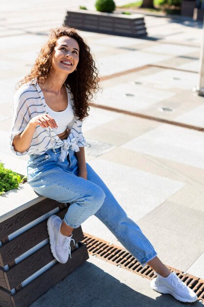 Moda, mujer joven, mirar hacia arriba