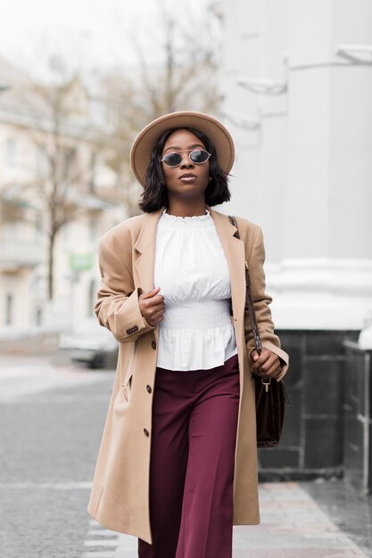 Moda mujer paseando afuera