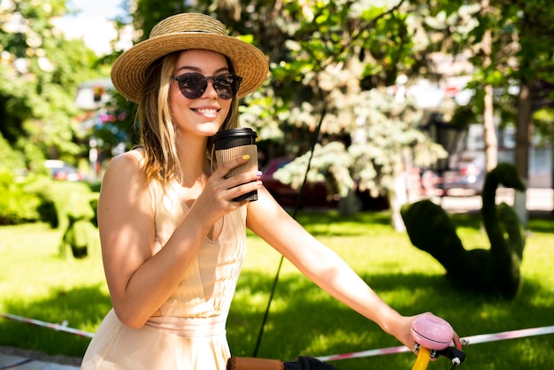 Foto gratuita moda mujer tomando café