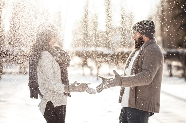 Moda pareja frío día familia