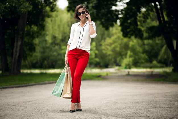 Moda que mira la tienda que lleva de pie blanca