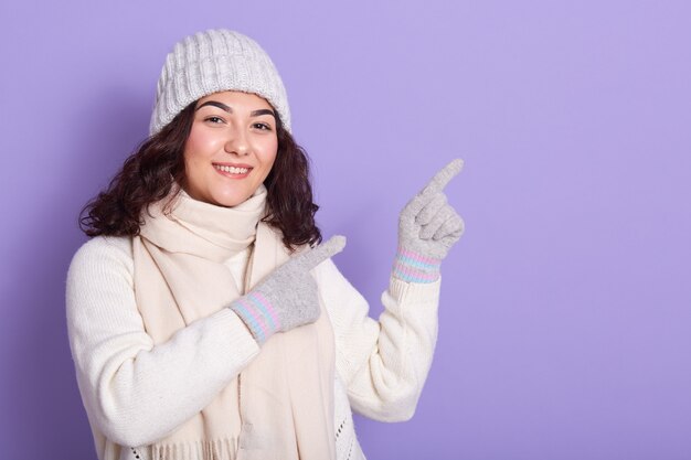 Modelo alegre adorable que se coloca aislado sobre lila