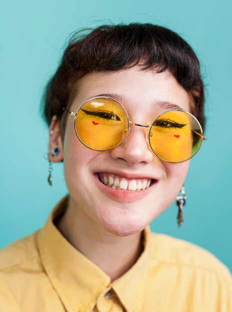 Modelo alegre con gafas amarillas