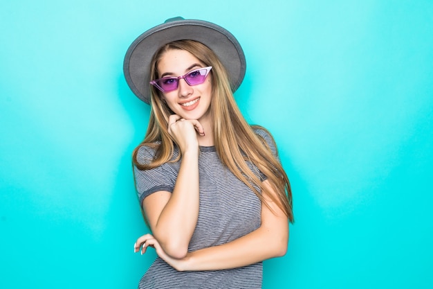 Foto gratuita modelo bastante joven en camiseta de moda, sombrero y gafas divertidas aisladas sobre fondo verde