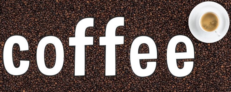 Foto gratuito modelo de café transparente con la palabra café en un fondo de granos de café para publicidad