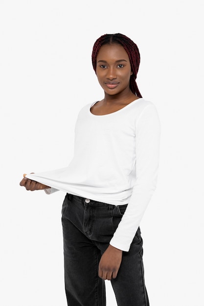 Foto gratuita modelo con camisa en blanco plano medio
