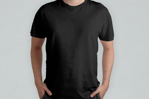 Modelo de camiseta negra aislada, vista frontal