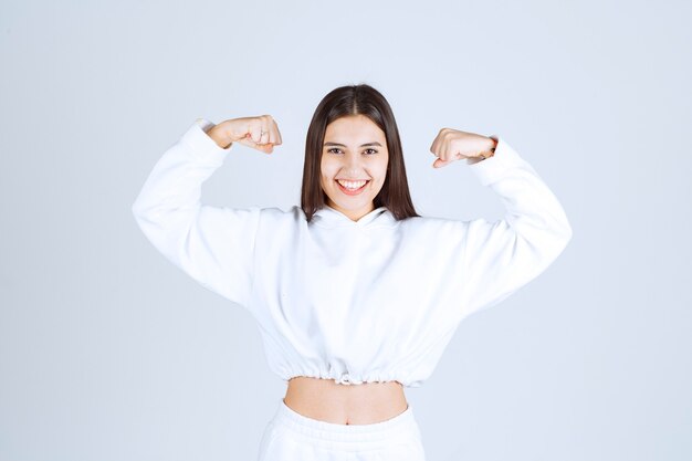 modelo de chica joven positiva mostrando sus bíceps.