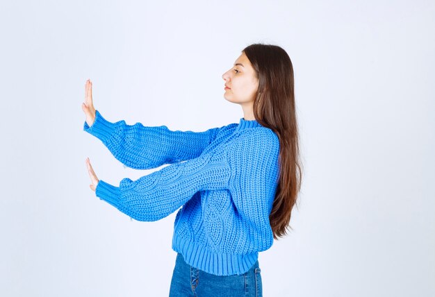 modelo de chica joven que muestra la señal de stop.