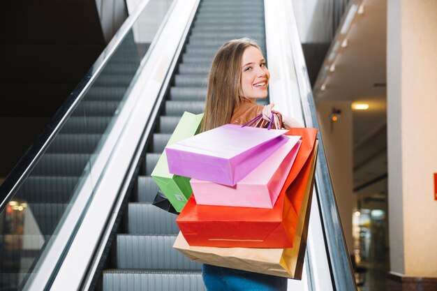 Foto gratuita modelo de contenido con bolsas en el centro comercial