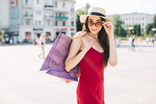 Modelo coqueto de moda con bolsas de compras