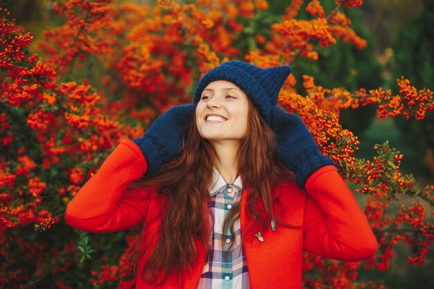 Modelo con elegante gorro de invierno y guantes