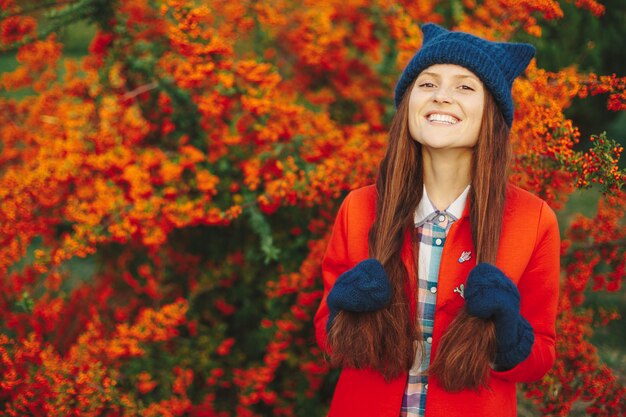 Modelo con elegante gorro de invierno y guantes